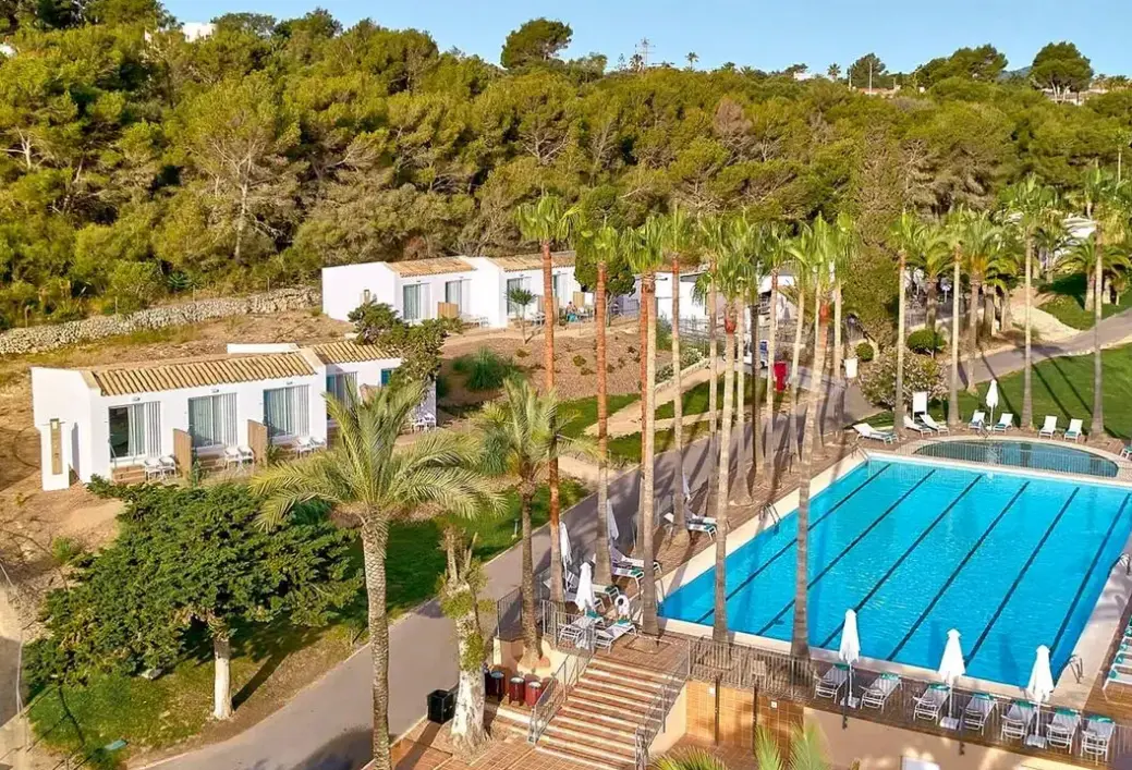 Basen w hotelu Iberostar Waves Cala Domingos
