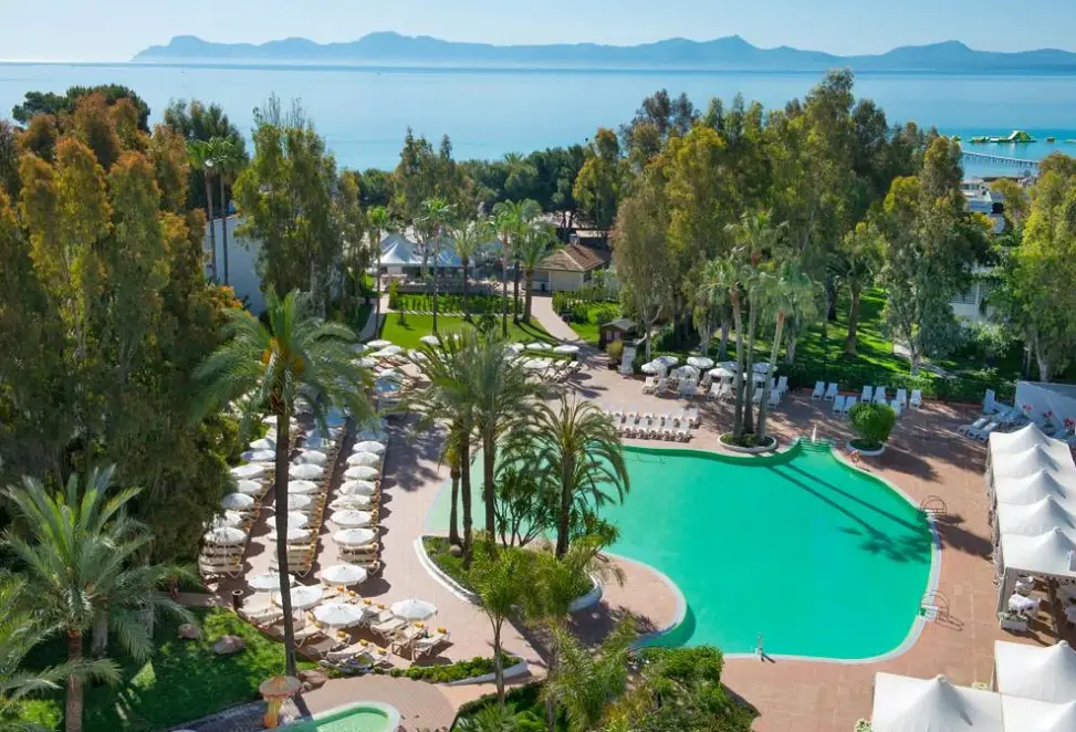 Basen w hotelu Iberostar Waves Ciudad Blanca