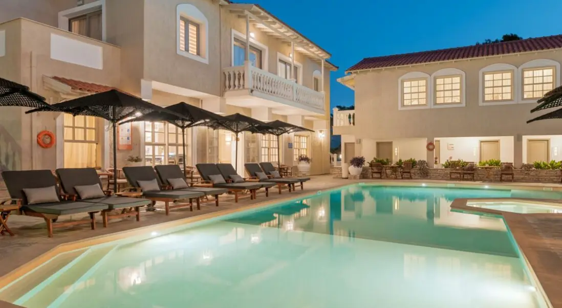 Basen w hotelu Ino Village