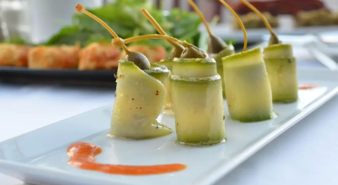 Restauracja i jedzenie w hotelu Ino Village