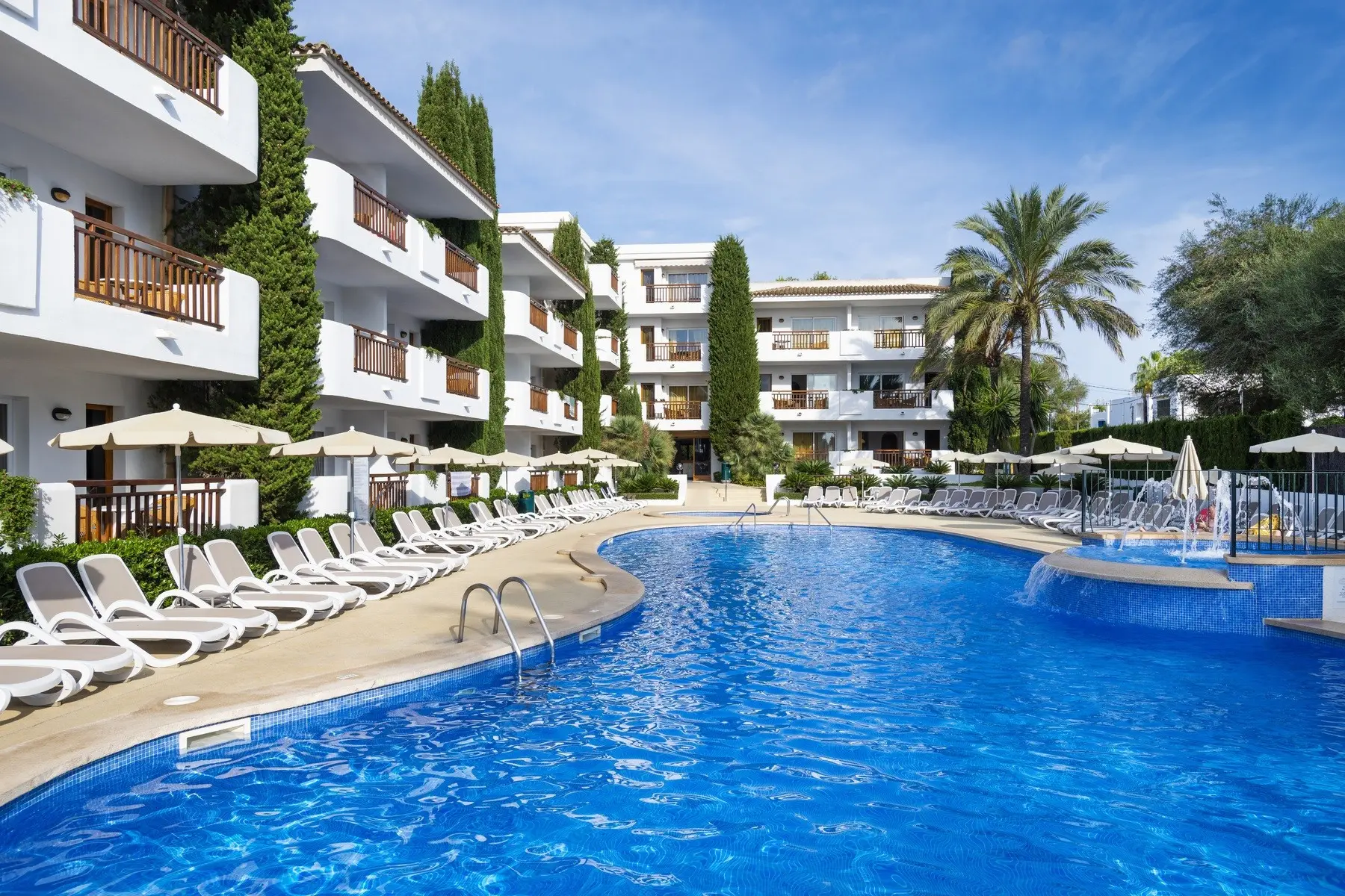 Basen w hotelu Inturotel Cala Esmeralda Beach Hotel & Spa