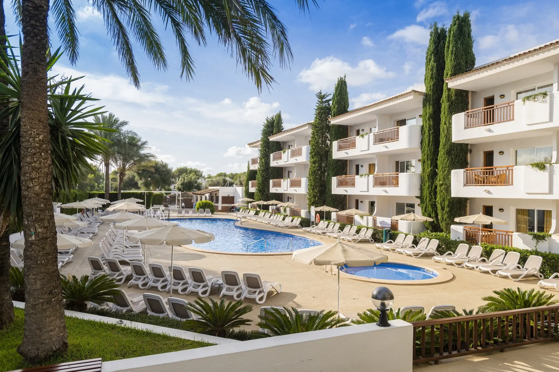 Basen w hotelu Inturotel Cala Esmeralda Beach Hotel & Spa