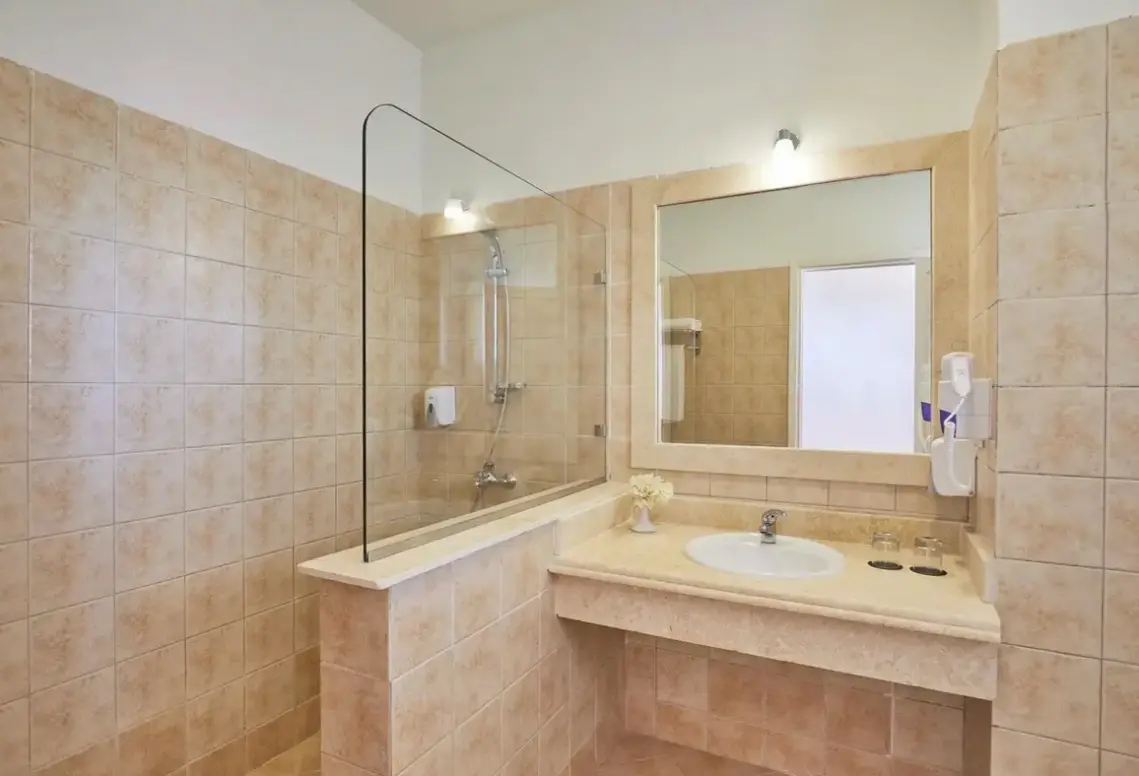 Łazienka w pokoju hotelu Jaz Neo Reef Marsa