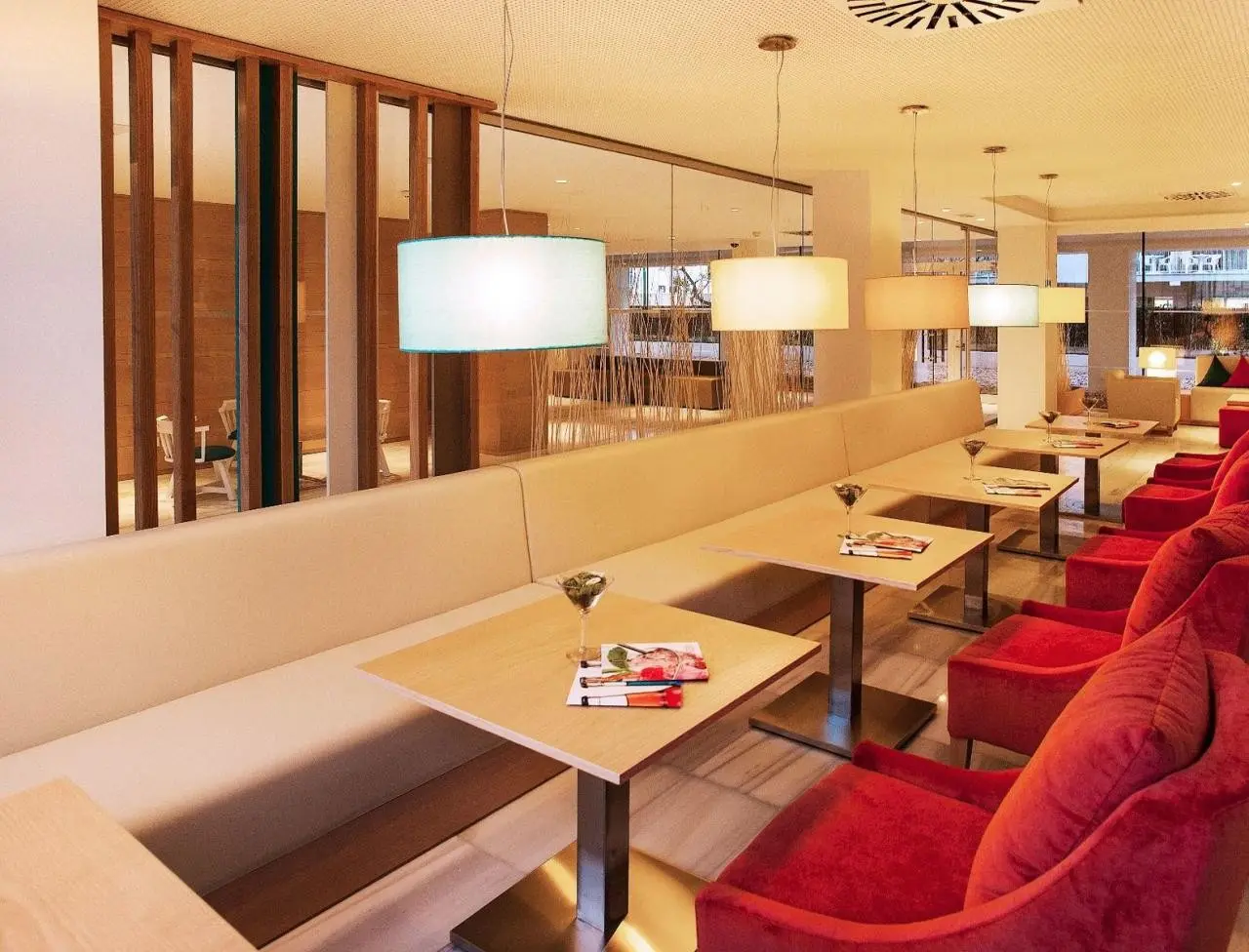 Restauracja i jedzenie w hotelu JS Palma Stay