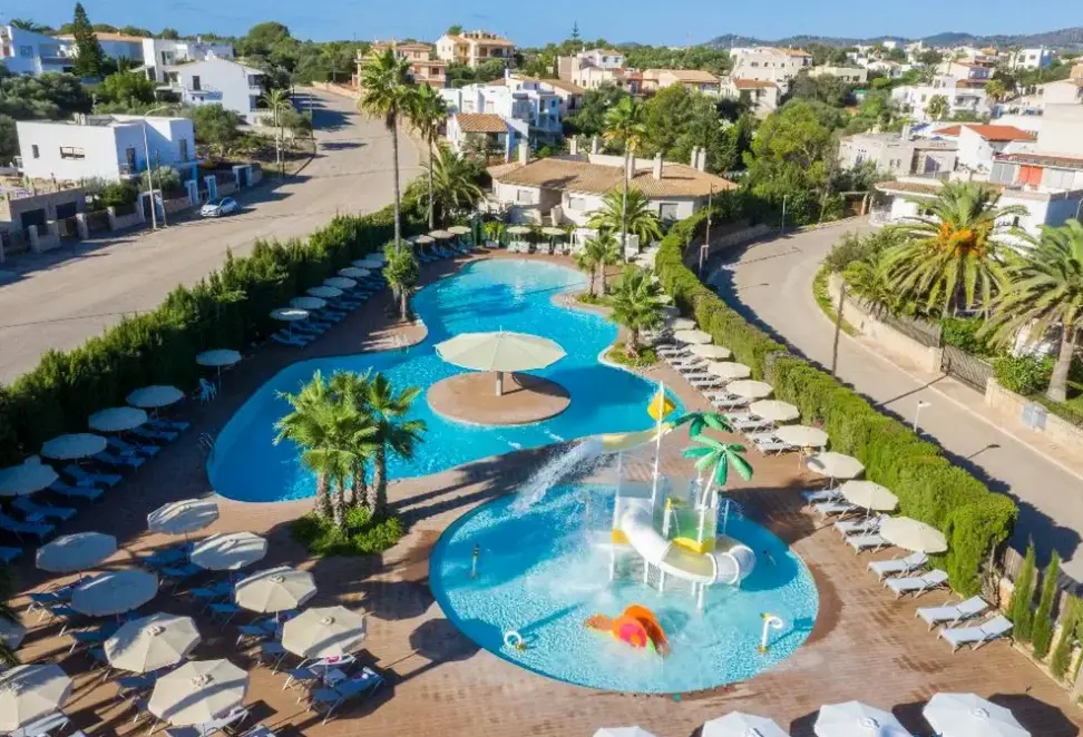 Basen w hotelu JS PortoColom Suites