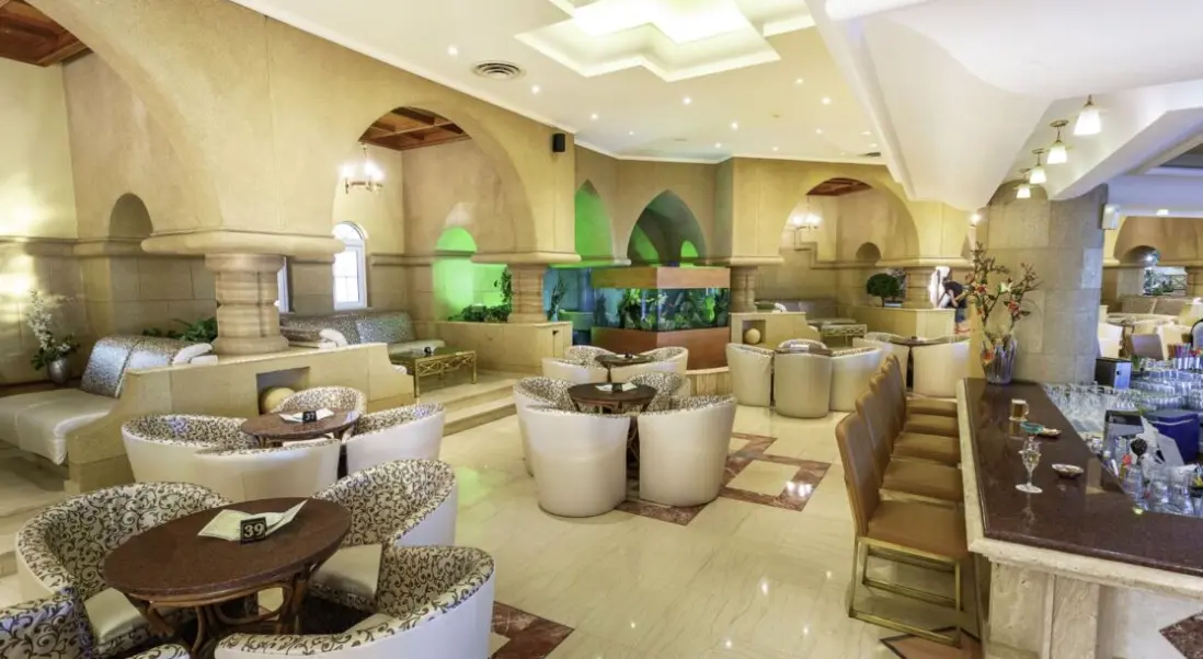 Restauracja i jedzenie w hotelu Kalithea Mare Palace