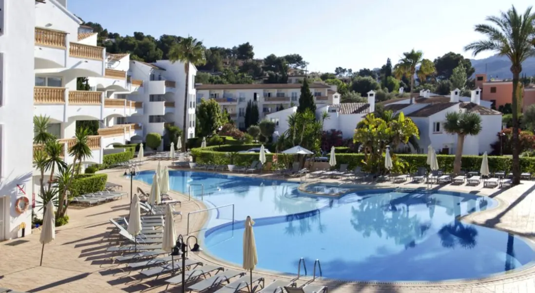 Basen w hotelu La Pergola Aparthotel