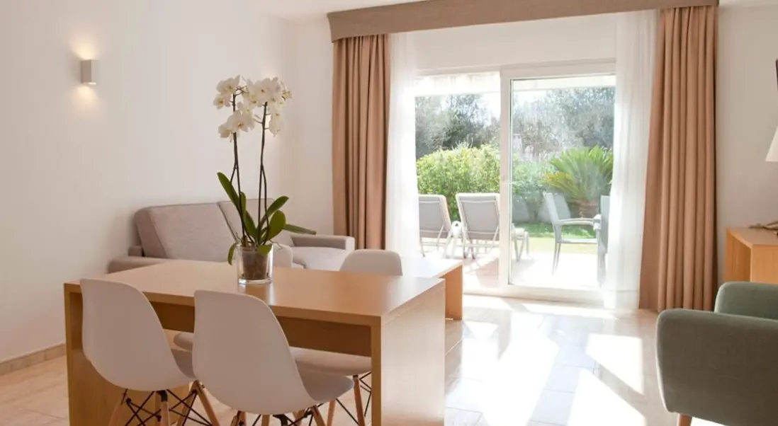 Restauracja i jedzenie w hotelu La Pergola Aparthotel