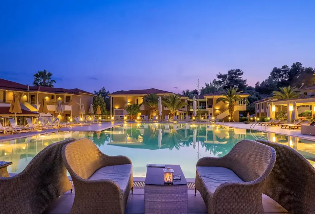 Basen w hotelu Lagomandra Beach