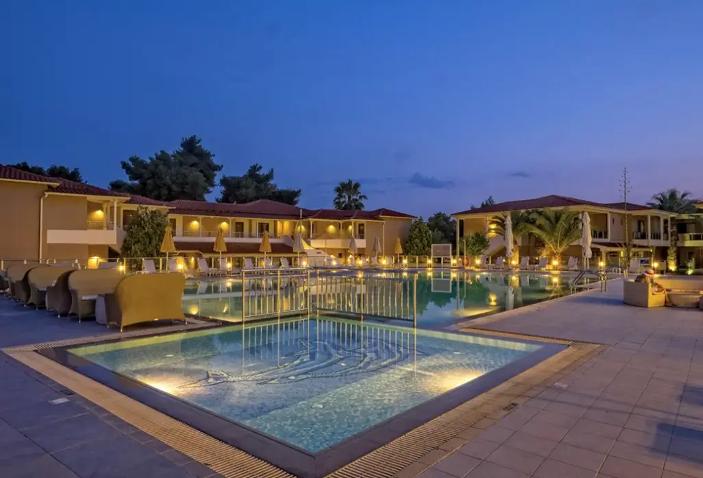 Basen w hotelu Lagomandra Beach
