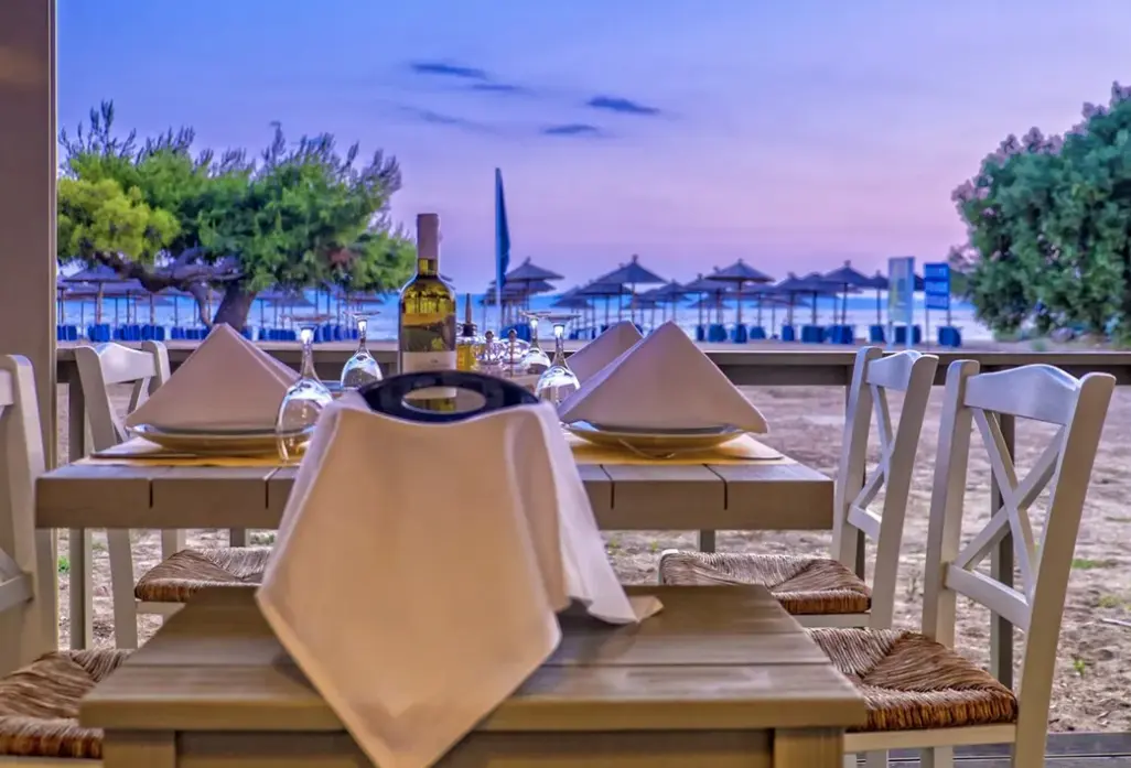 Restauracja i jedzenie w hotelu Lagomandra Beach