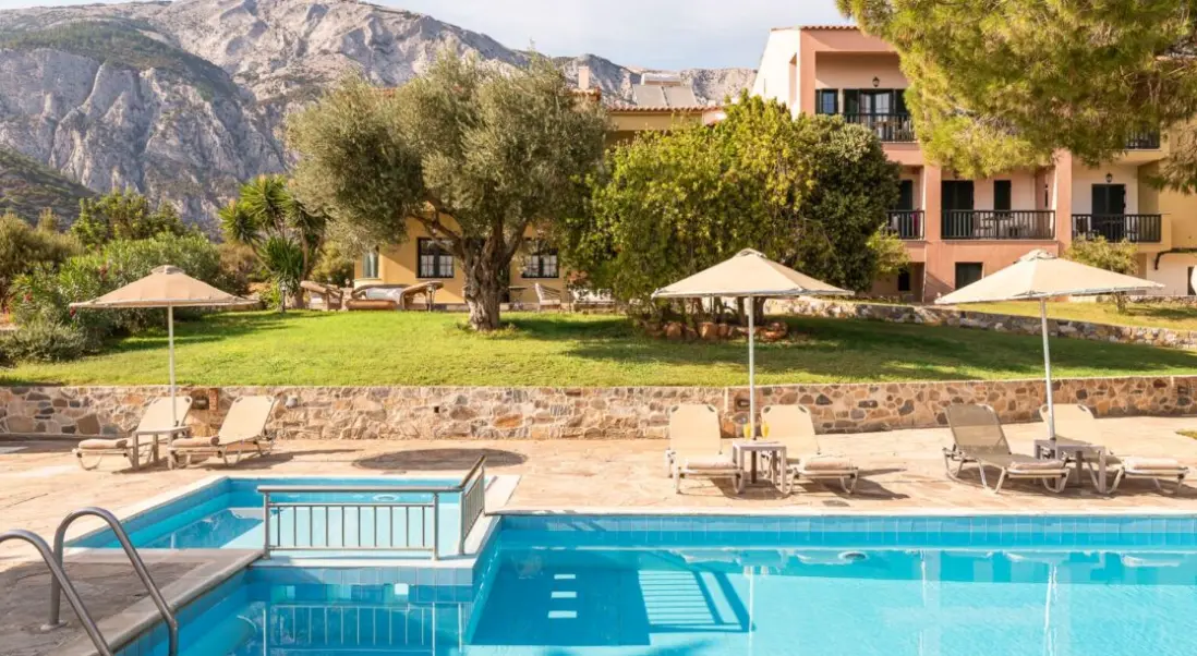 Basen w hotelu Ledra Samos