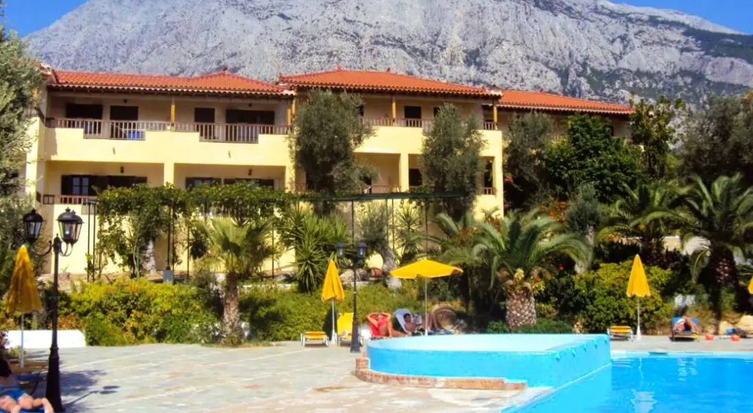 Basen w hotelu Limnionas Bay Village