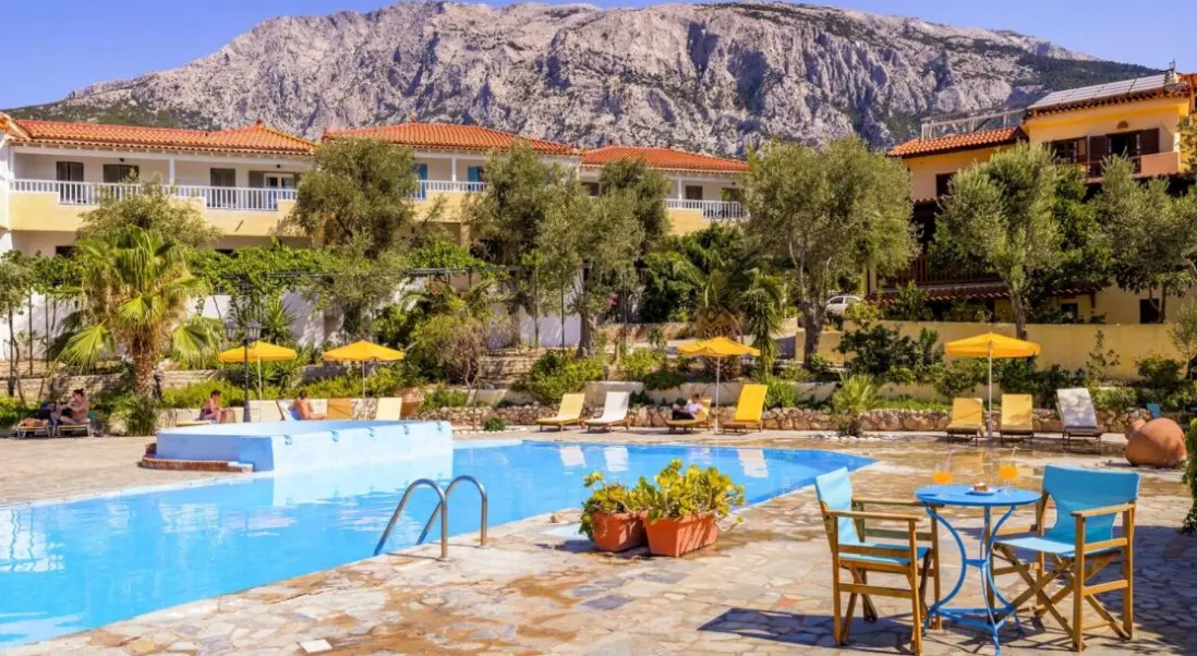 Basen w hotelu Limnionas Bay Village