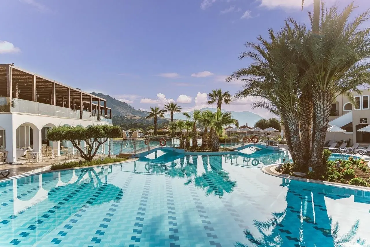 Basen w hotelu Lindos Imperial Resort & Spa