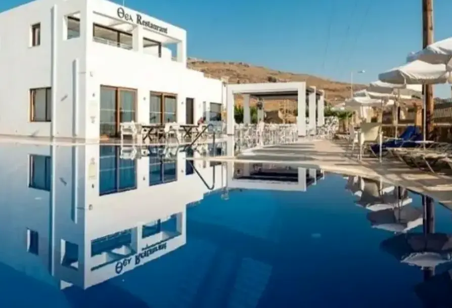 Basen w hotelu Lindos View