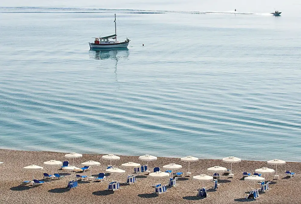 Plaża przy hotelu Lindos White Hotel & Suites