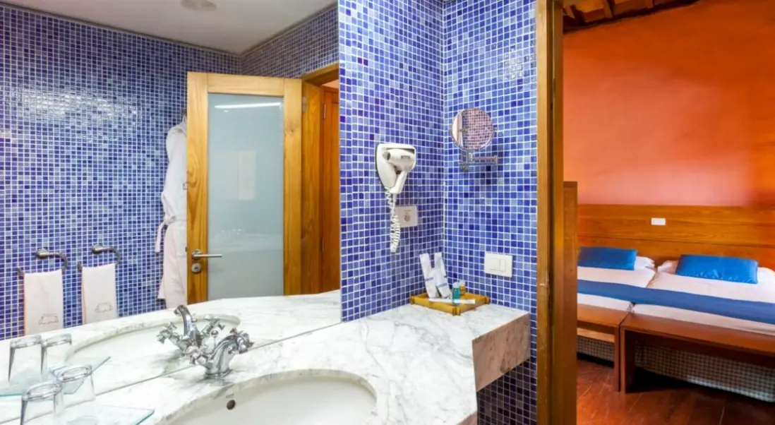 Łazienka w pokoju hotelu Livvo La Quinta Roja