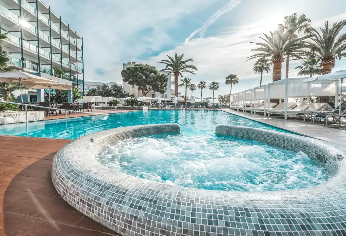 Basen w hotelu Marins Suites