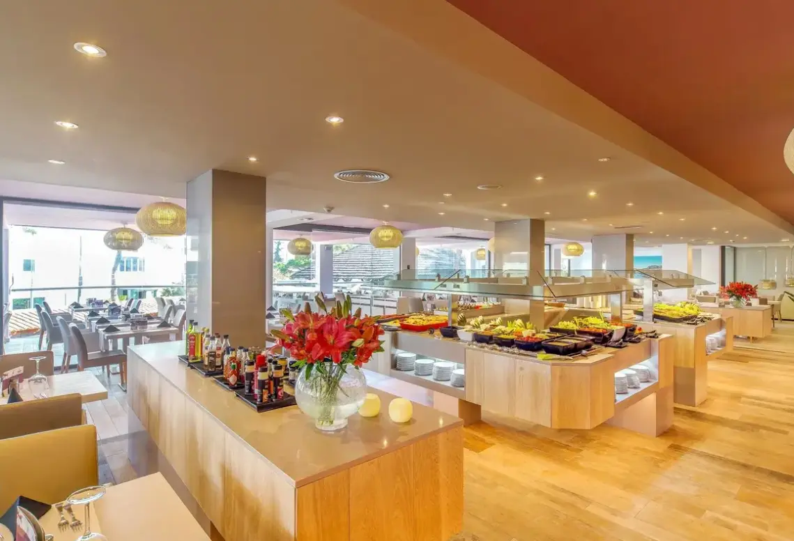 Restauracja i jedzenie w hotelu Marins Suites