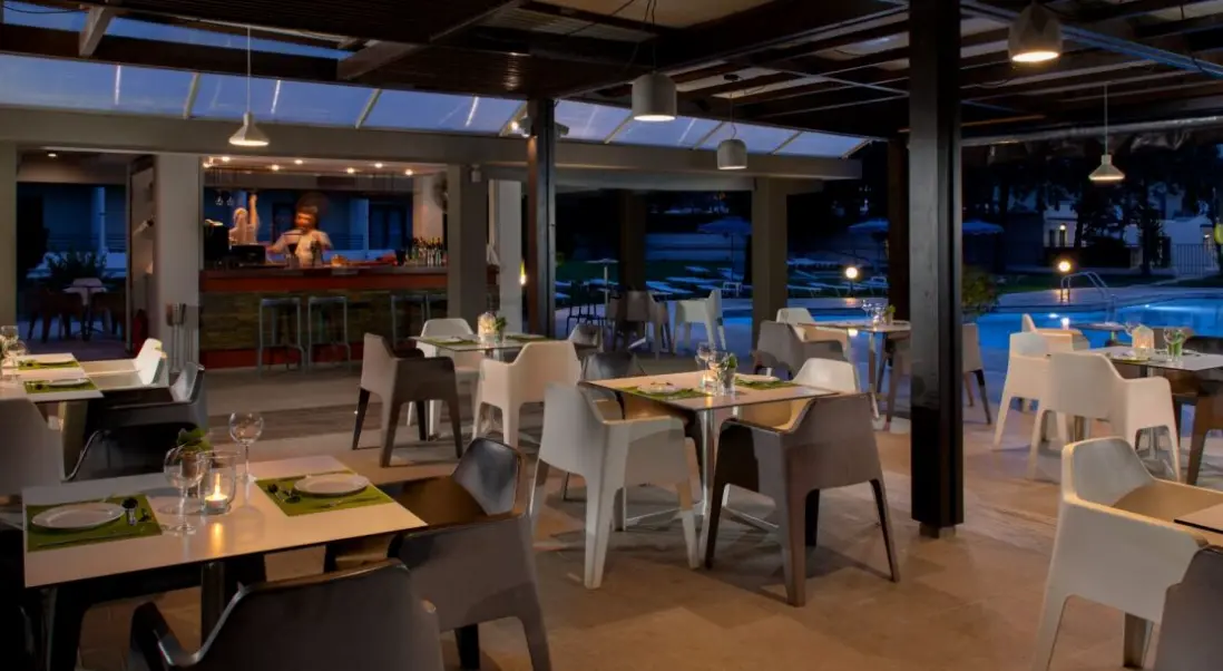 Restauracja i jedzenie w hotelu Matoula Beach