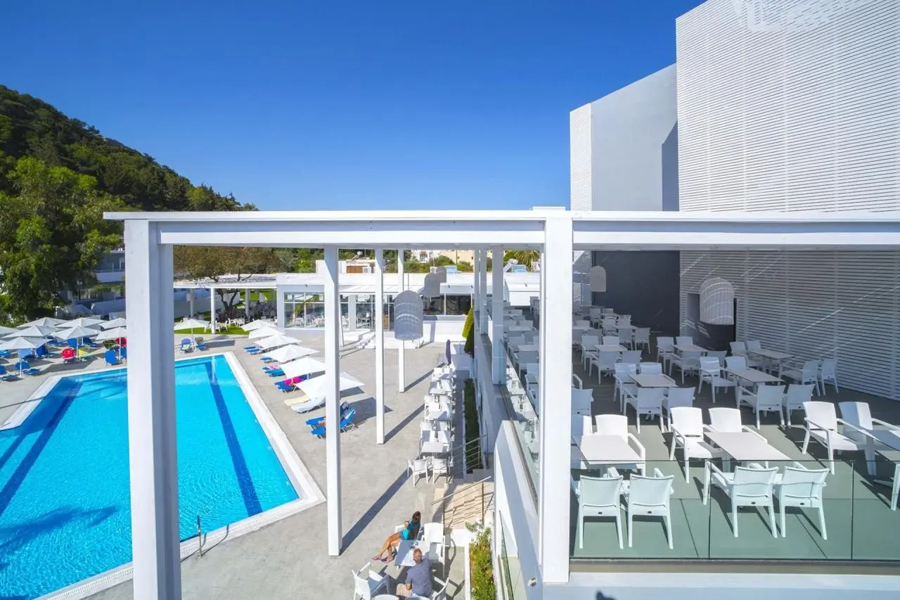 Basen w hotelu Oceanis Park