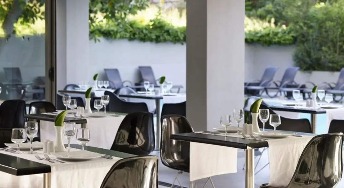 Restauracja i jedzenie w hotelu Oktober Downtown Boutique Hotel