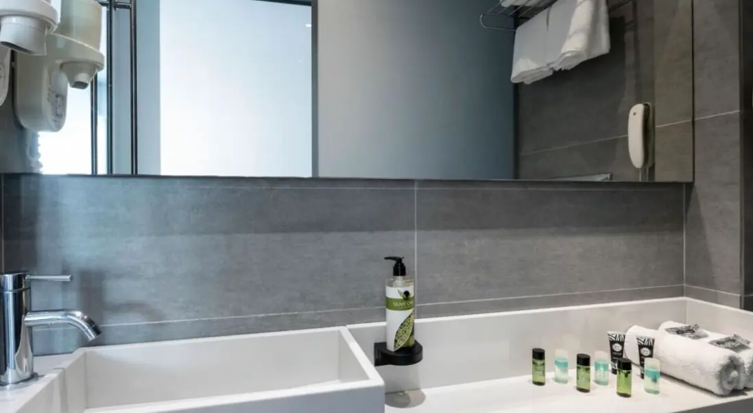 Łazienka w pokoju hotelu Oktober Downtown Boutique Hotel