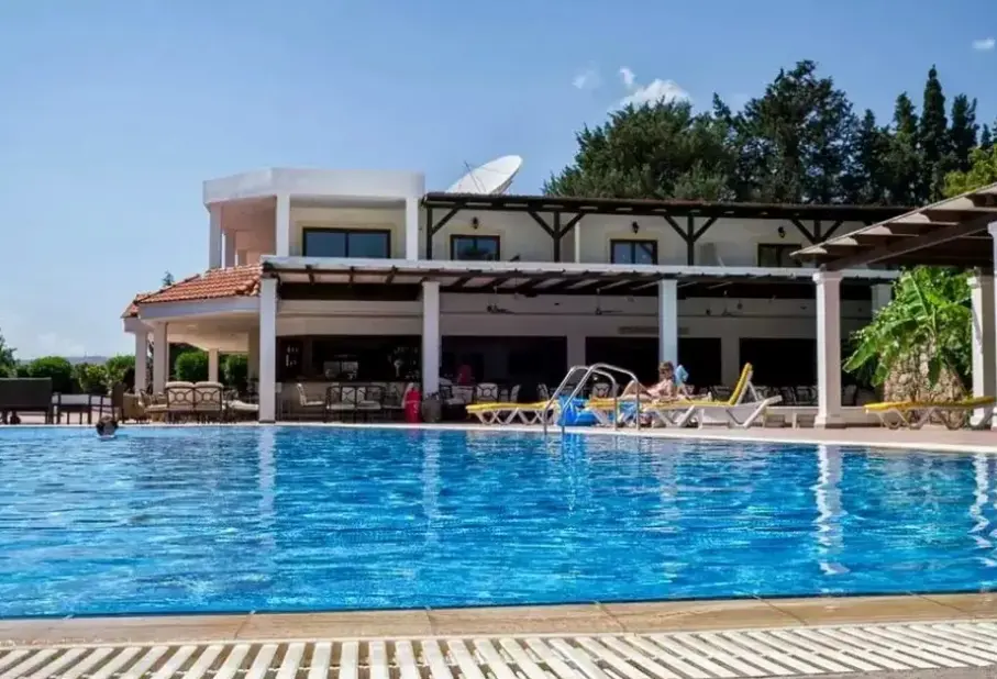 Basen w hotelu Pefkos Village Resort