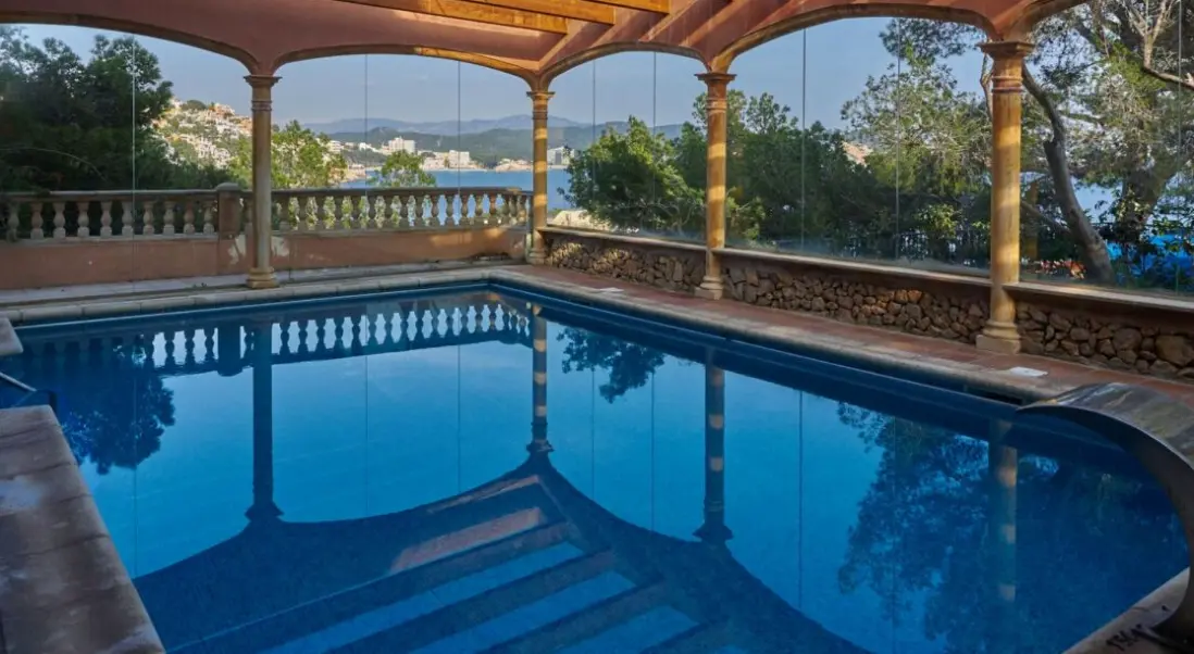 Basen w hotelu Petit Cala Fornells