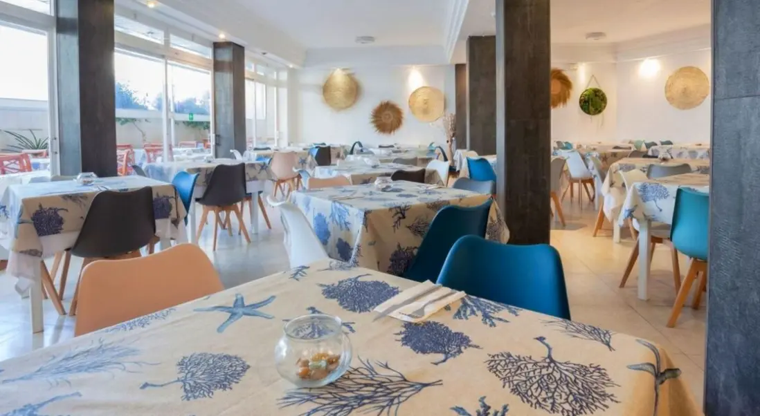 Restauracja i jedzenie w hotelu Petit Garden Hotel by Flacalco