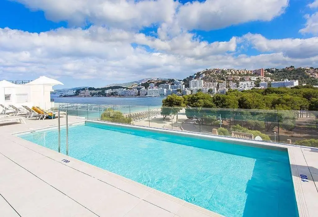 Basen w hotelu Reverence Life Hotel