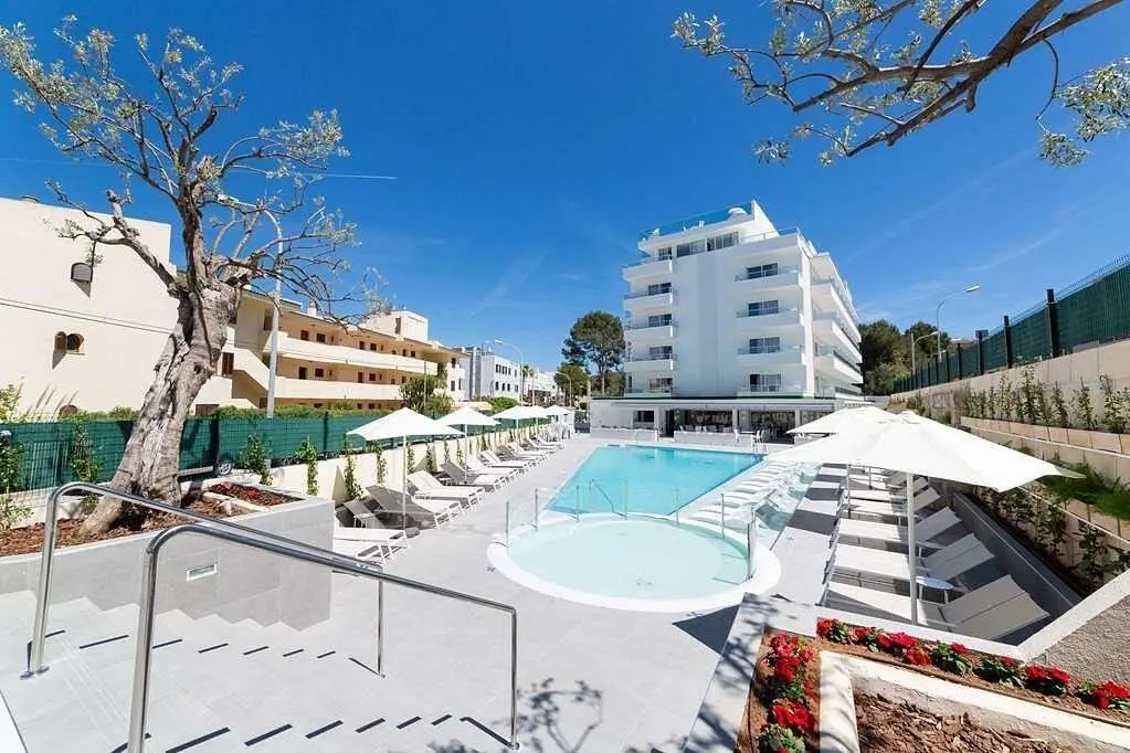 Basen w hotelu Reverence Life Hotel