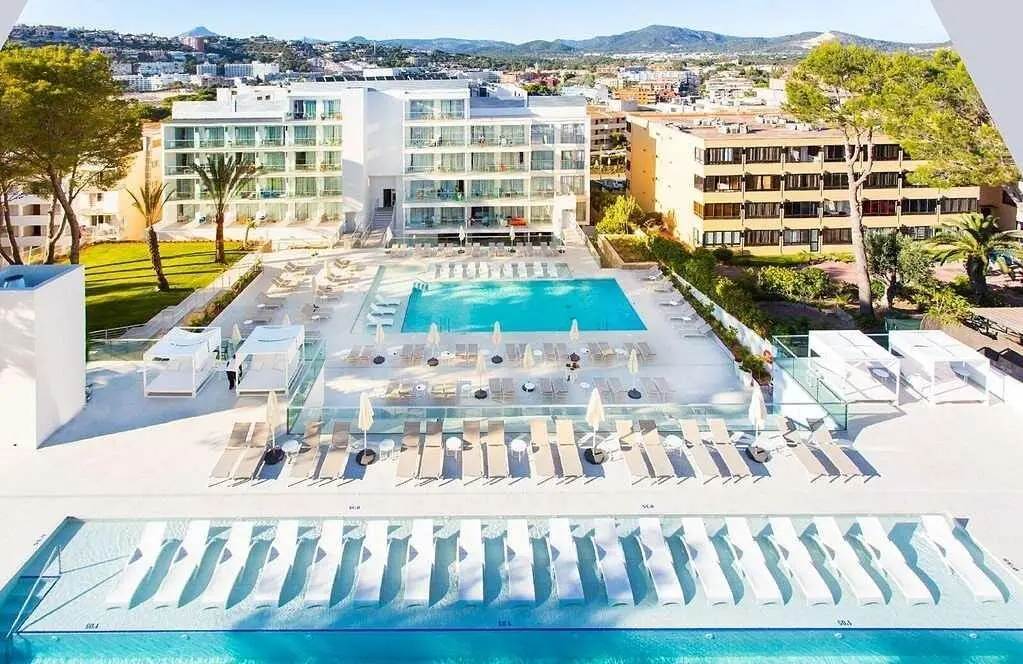 Basen w hotelu Reverence Life Hotel