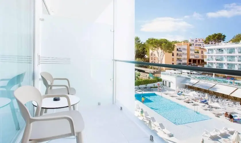 Basen w hotelu Reverence Life Hotel