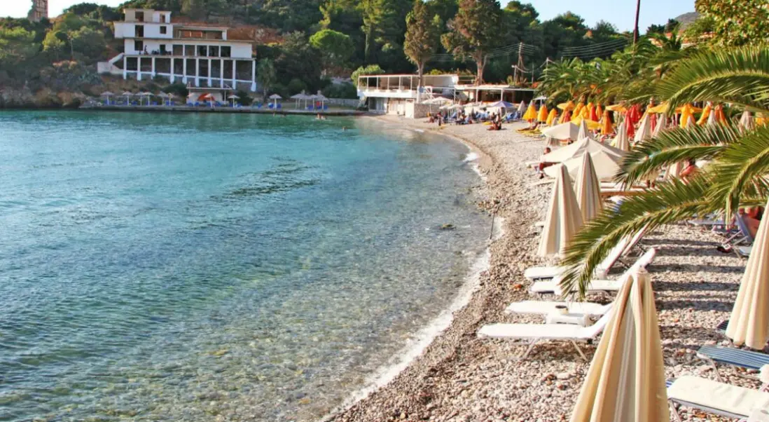 Plaża przy hotelu Samos Bay