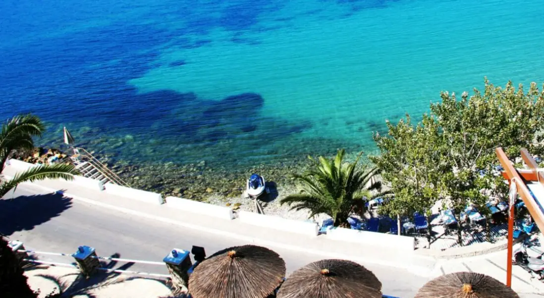 Plaża przy hotelu Samos Bay