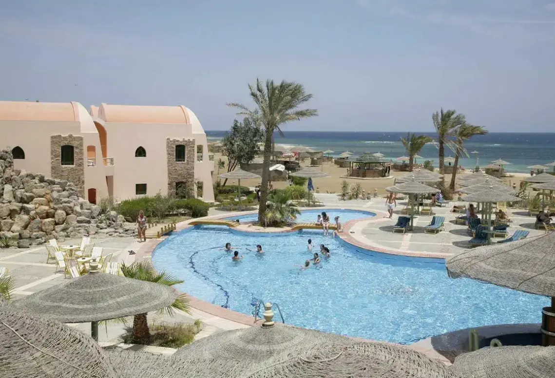 Basen w hotelu Shams Alam Beach Resort