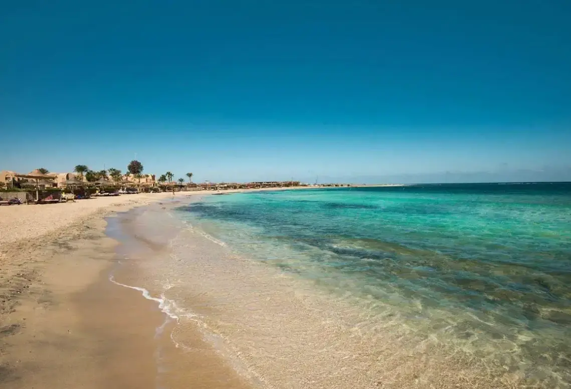 Plaża przy hotelu Shams Alam Beach Resort