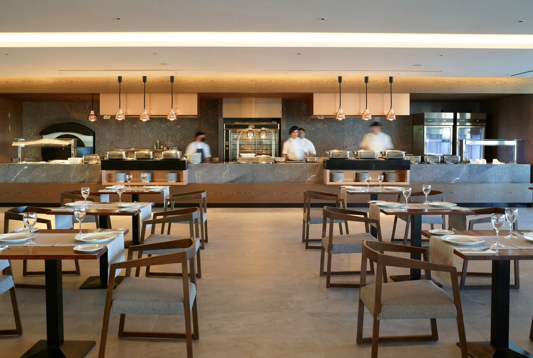 Restauracja i jedzenie w hotelu The Ixian Grand & All Suites
