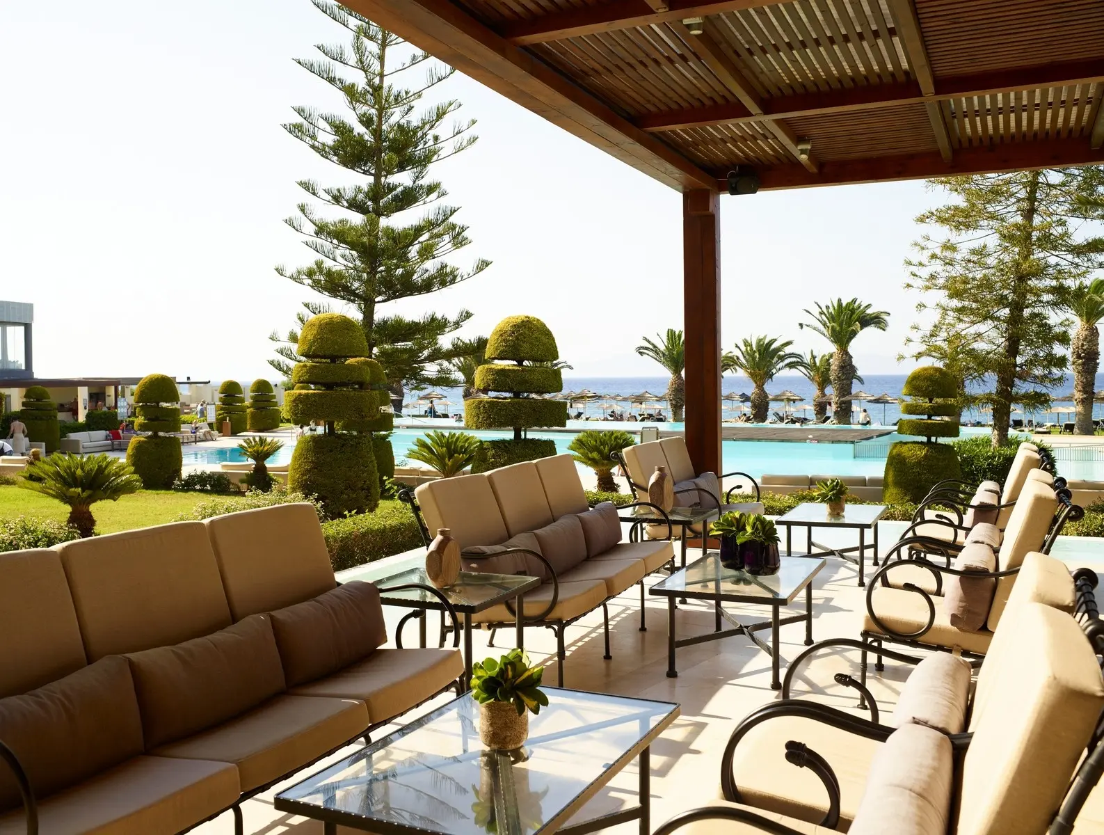 Basen w hotelu The Ixian Grand & All Suites