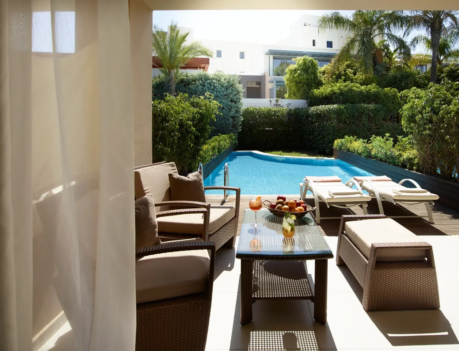 Basen w hotelu The Ixian Grand & All Suites
