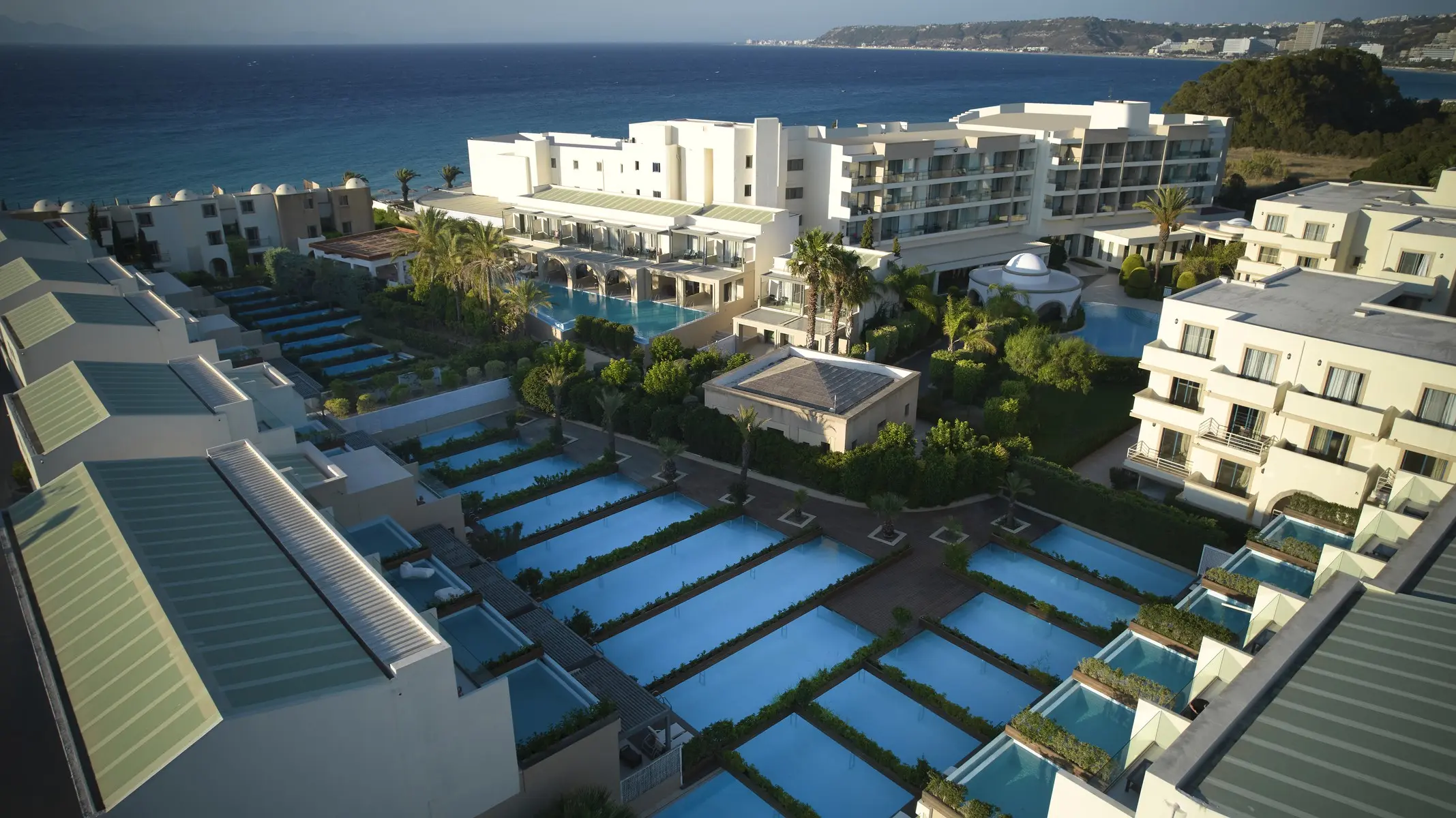 Basen w hotelu The Ixian Grand & All Suites
