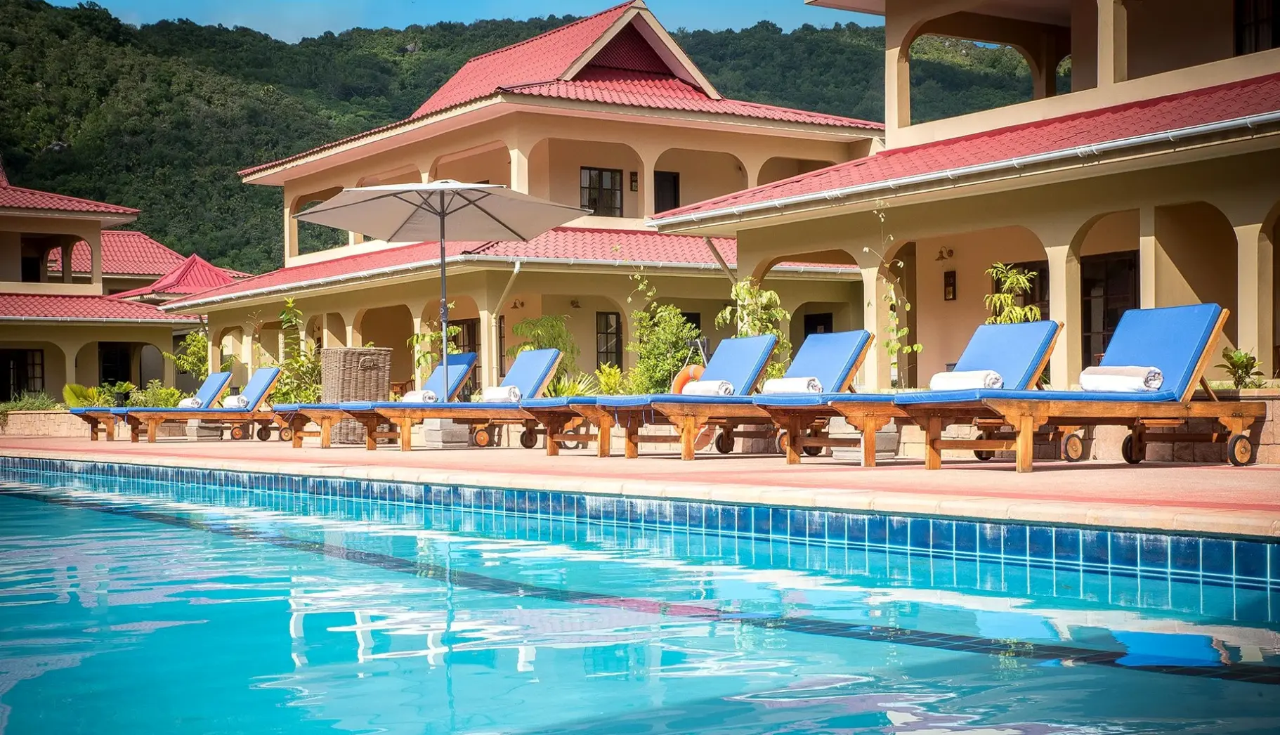 Basen w hotelu The Oasis Hotel, Restaurant & Spa