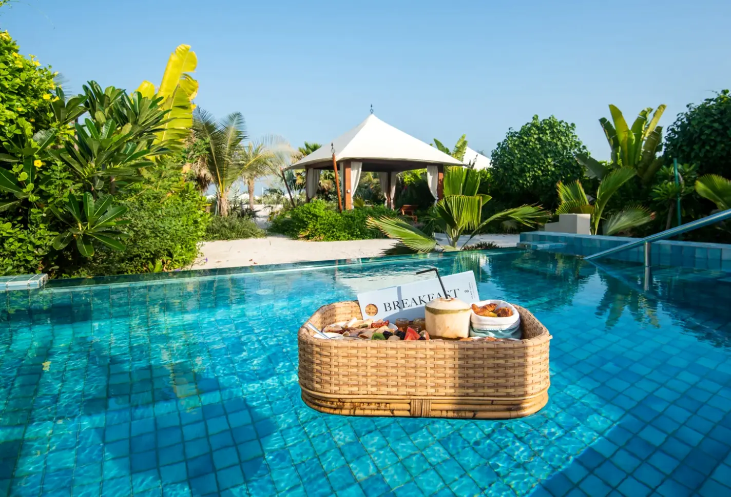 Basen w hotelu The Ritz-Carlton, Ras Al Khaimah, Al Hamra Beach