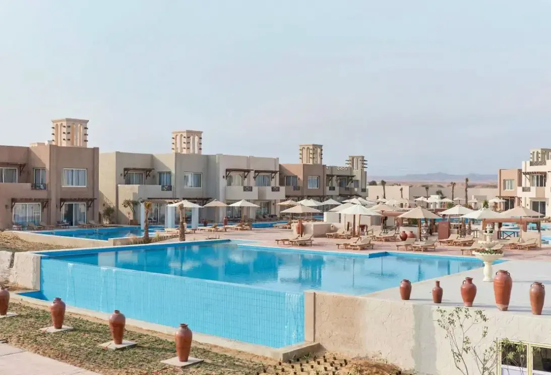 Basen w hotelu True Beach Resort