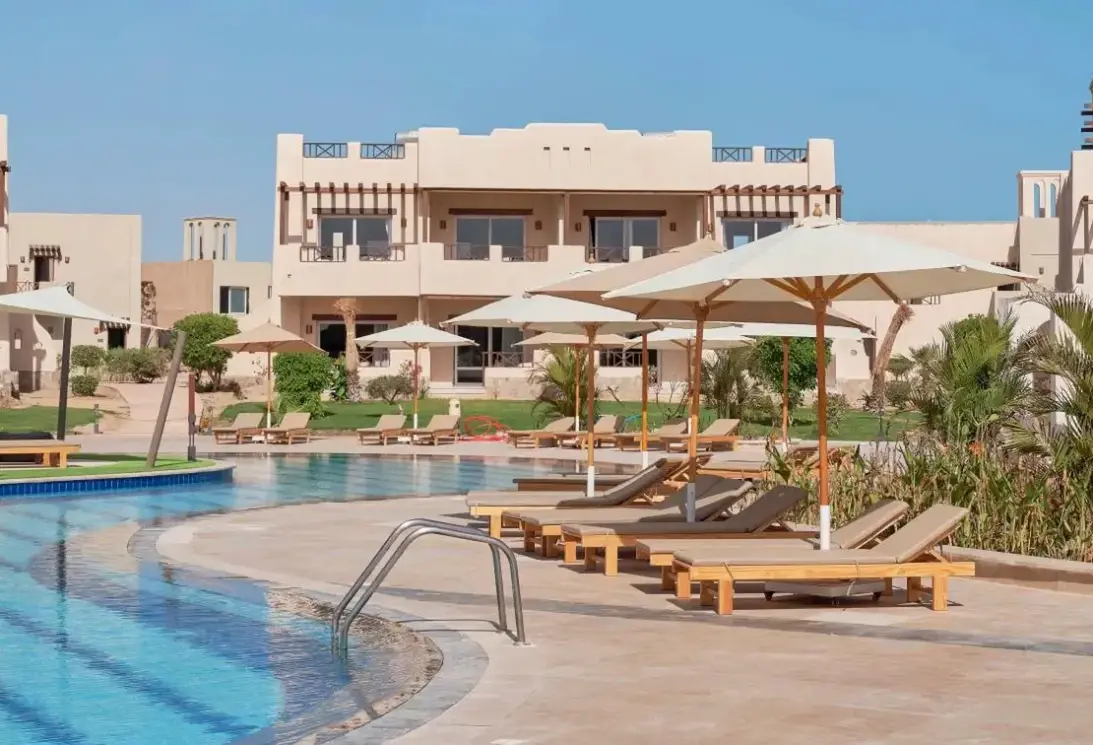 Basen w hotelu True Beach Resort