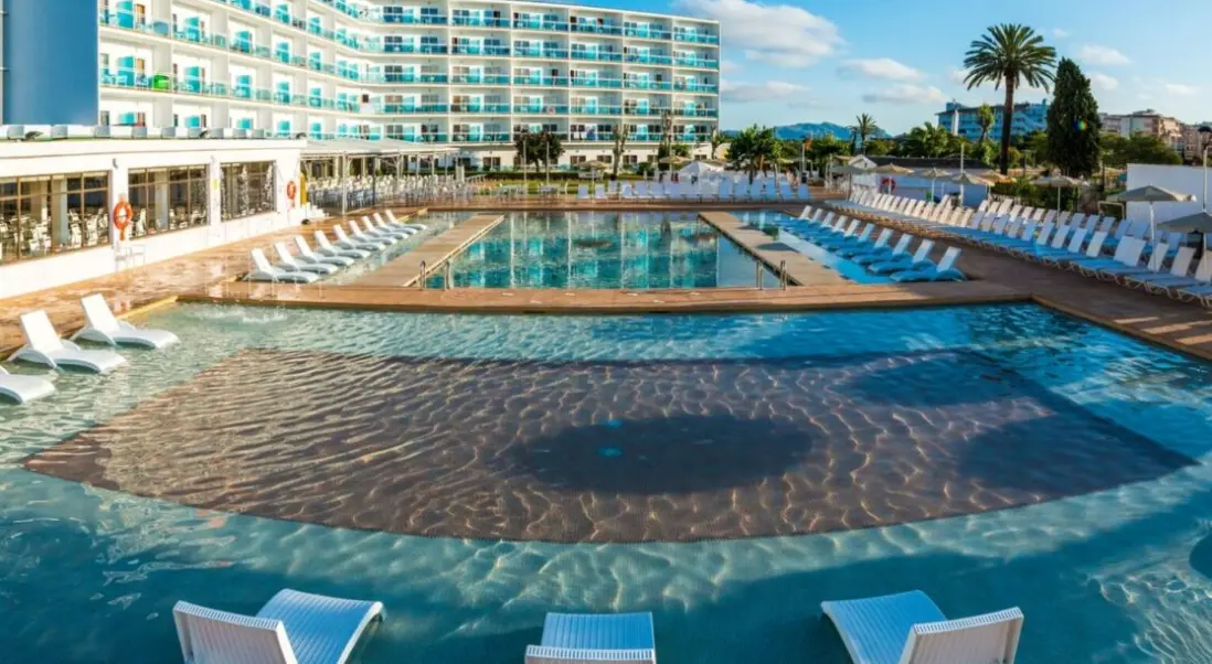 Basen w hotelu TUI Suneo Lagomonte