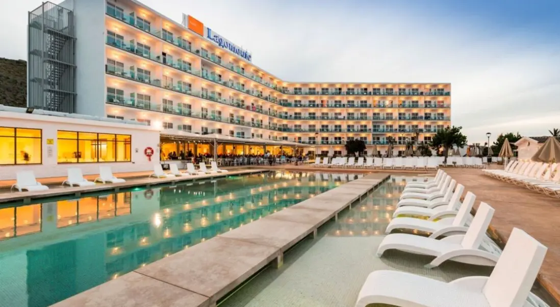 Basen w hotelu TUI Suneo Lagomonte