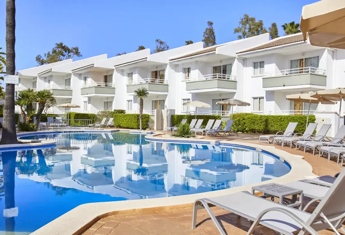 Basen w hotelu Universal Aparthotel Elisa